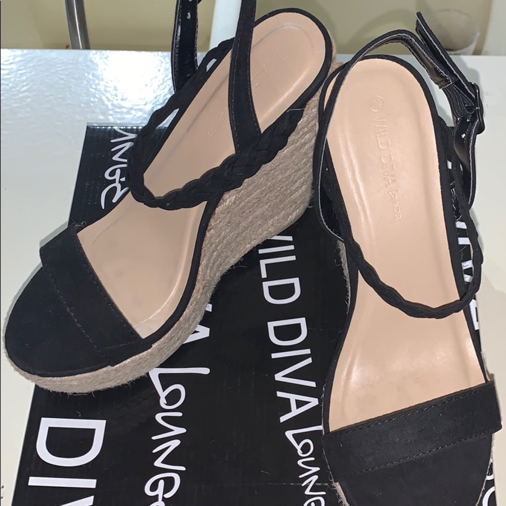 Black wedges